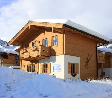 Winterwonderland vor dem Alpen Chalet Salzburg