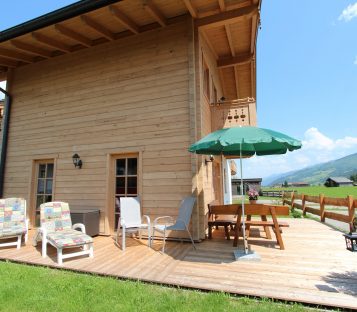 sonnige südseitige Terrasse und Garten