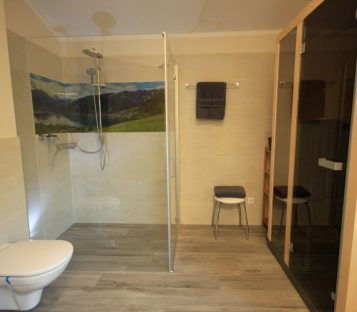 Bad mit Dusche und Infrarotkabine