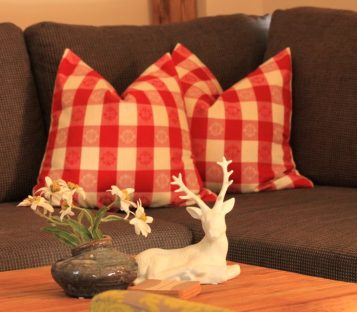 Gemütliches Sofa im Wohnzimmer
